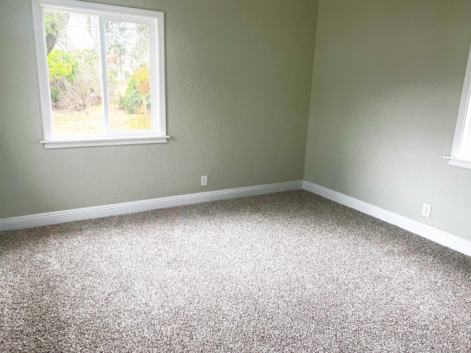 931 F Street Reedley, CA 93654 - Photo 6 of 11 an empty room with a window