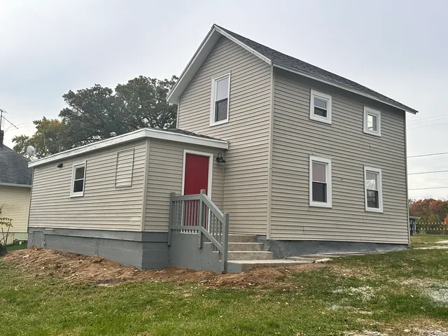 a view of a house with a yard