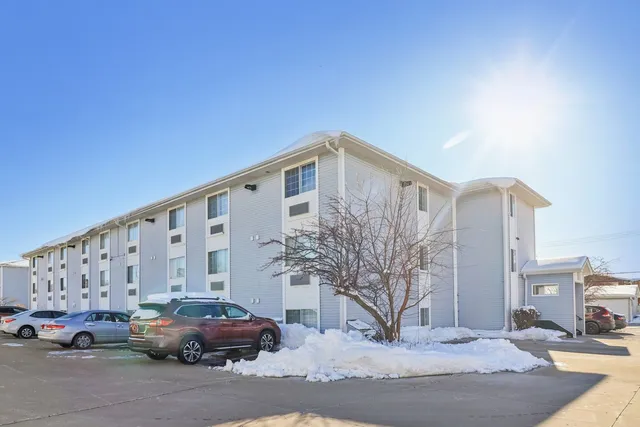 $105,000 | 3170 West Monroe Street, Unit 311, Waukegan, IL 60085