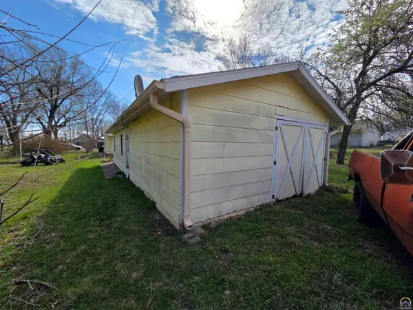 $99,000 | 169 Wabaunsee Avenue, Harveyville, KS 66431