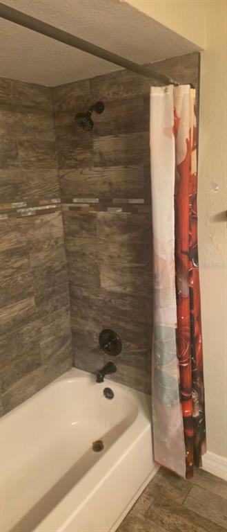 4906 Presidential Street Seffner, FL 33584 - Photo 13 of 23 a bathroom with a bathtub