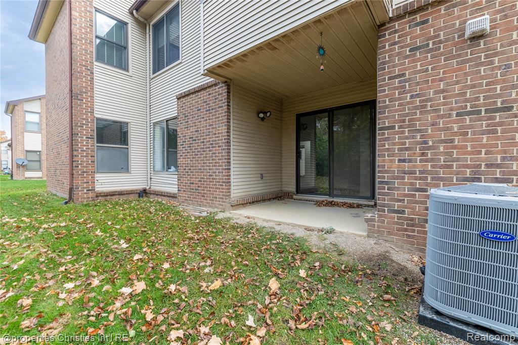 6600 Ridgefield Circle West Bloomfield, MI 48322 - Photo 12 of 22