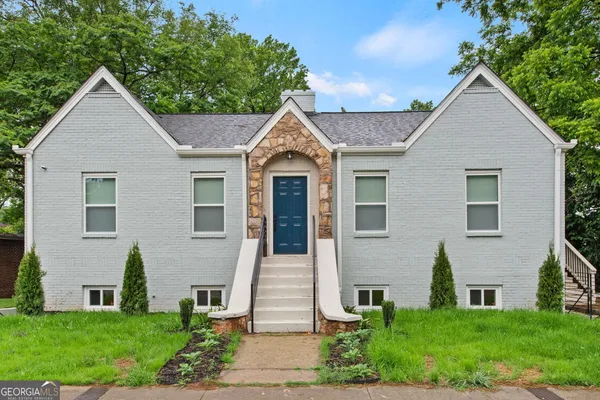 a view of a yard in front of house