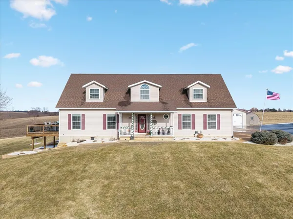 $420,000 | 2572 160th Avenue, Aledo, IL 61231