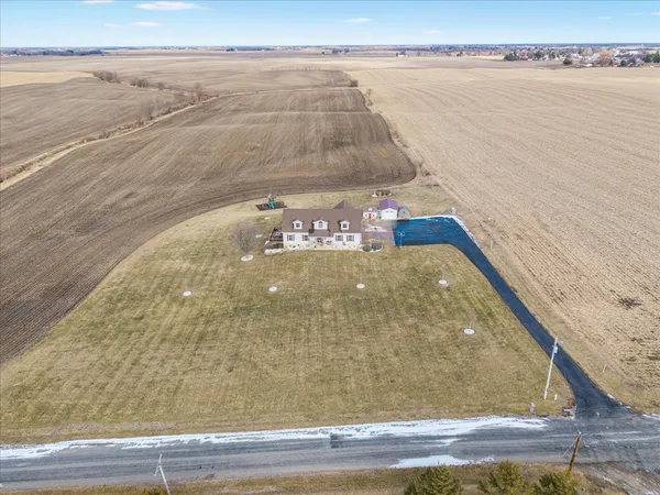 $420,000 | 2572 160th Avenue, Aledo, IL 61231