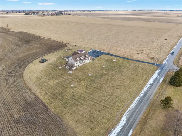 $420,000 | 2572 160th Avenue, Aledo, IL 61231