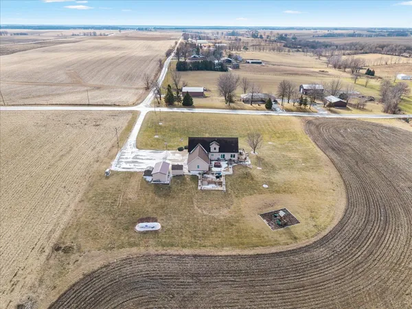 $420,000 | 2572 160th Avenue, Aledo, IL 61231