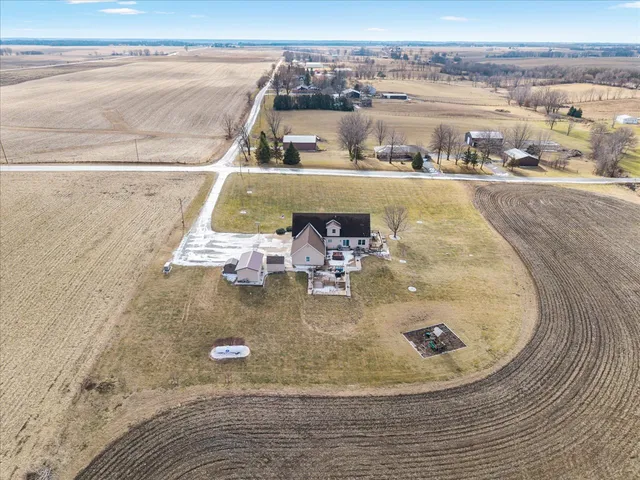 $420,000 | 2572 160th Avenue, Aledo, IL 61231