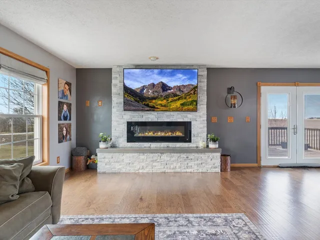 $420,000 | 2572 160th Avenue, Aledo, IL 61231