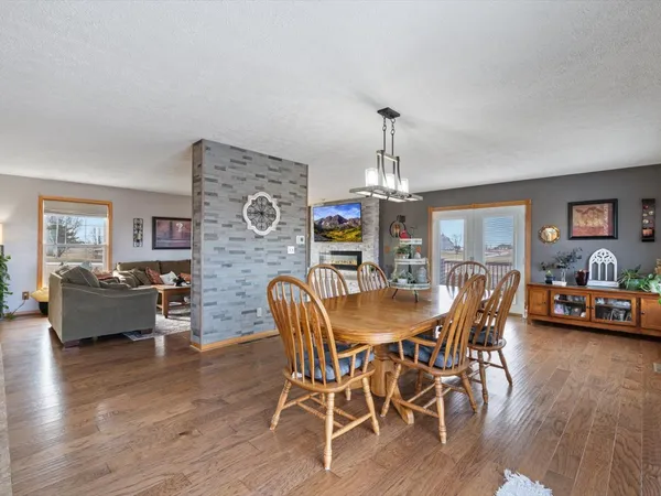 $420,000 | 2572 160th Avenue, Aledo, IL 61231