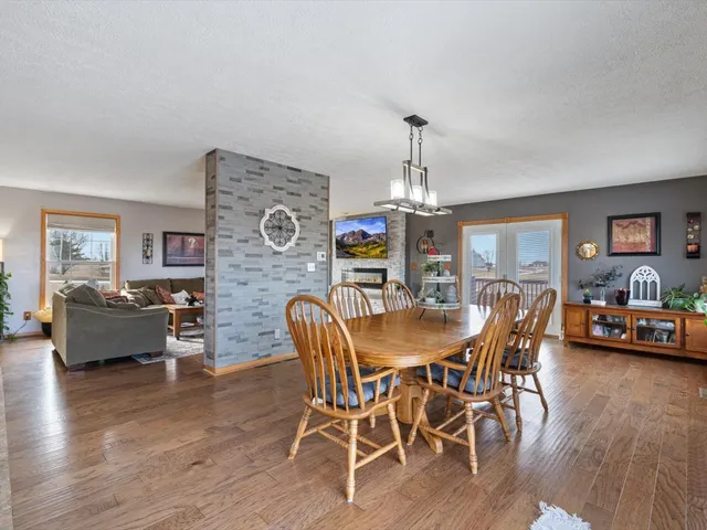 $420,000 | 2572 160th Avenue, Aledo, IL 61231