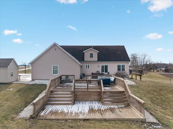 $420,000 | 2572 160th Avenue, Aledo, IL 61231