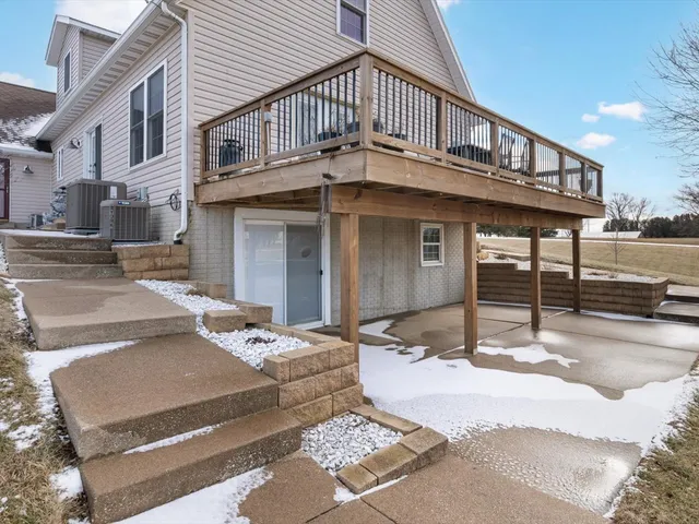 $420,000 | 2572 160th Avenue, Aledo, IL 61231