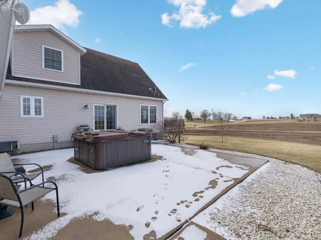 $420,000 | 2572 160th Avenue, Aledo, IL 61231