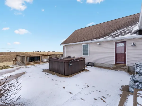 $420,000 | 2572 160th Avenue, Aledo, IL 61231