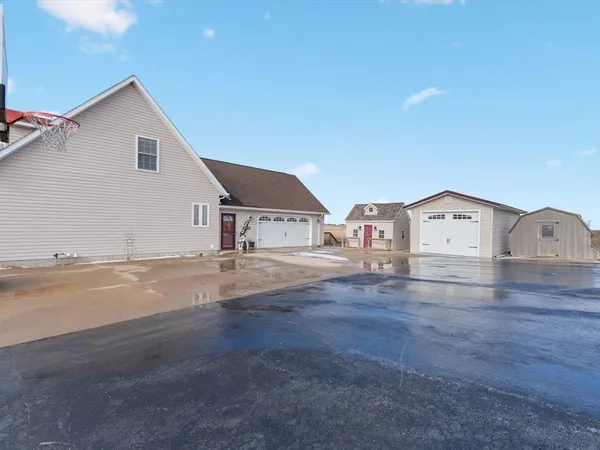 $420,000 | 2572 160th Avenue, Aledo, IL 61231