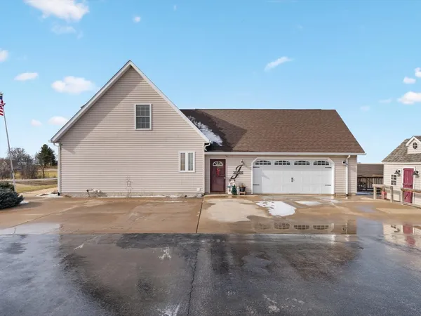 $420,000 | 2572 160th Avenue, Aledo, IL 61231