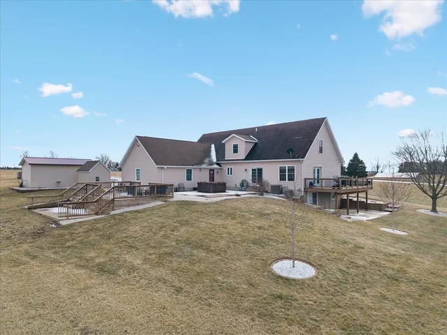 $420,000 | 2572 160th Avenue, Aledo, IL 61231