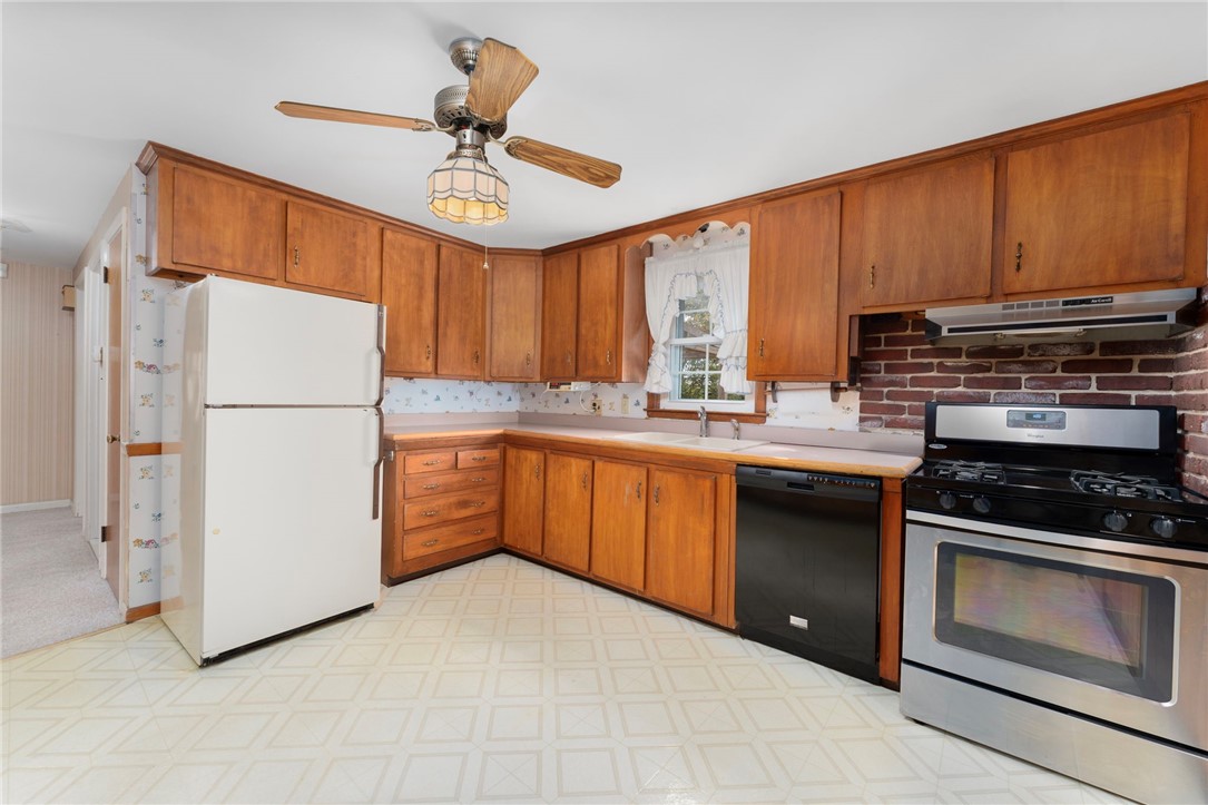 60 Waycross Drive Warwick, RI 02888 - Photo 6 of 43