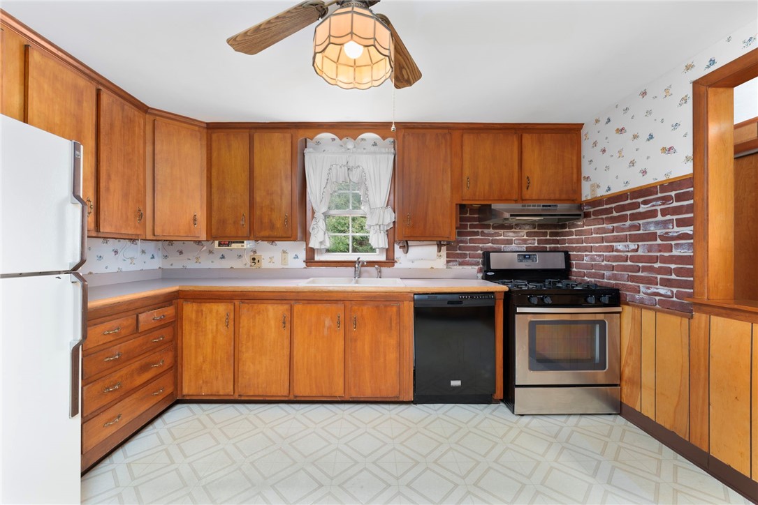 60 Waycross Drive Warwick, RI 02888 - Photo 8 of 43