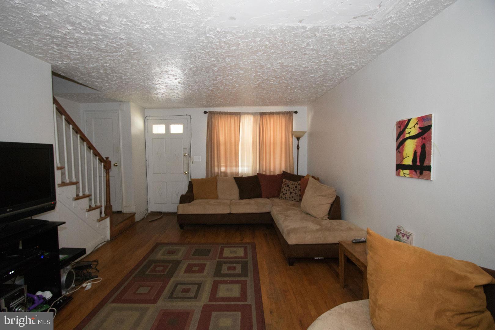 4102 Glenhunt Road Baltimore, MD 21229 - Photo 2 of 12 Living Room