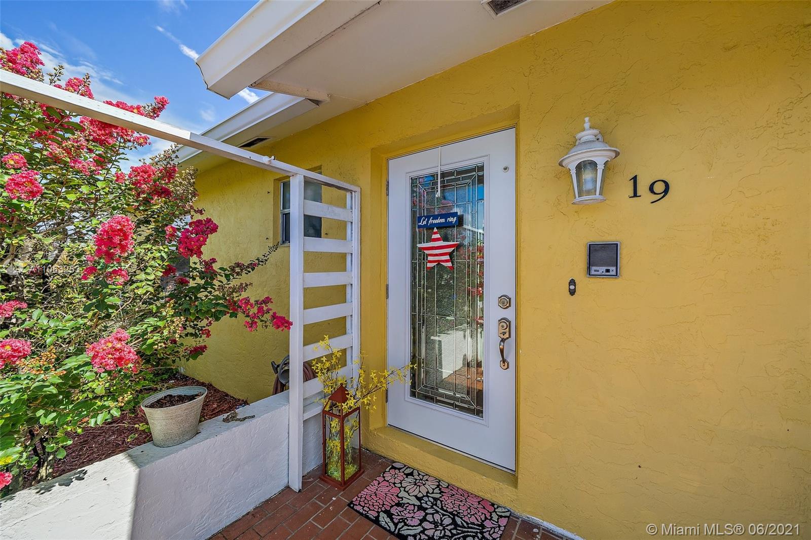 19 Shay Place Tequesta, FL 33469 - Photo 5 of 54 a outdoor space with potted plants