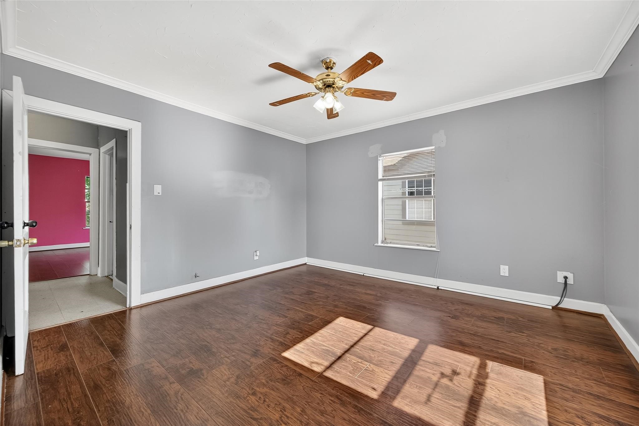 7111 Myrtle Street Houston, TX 77087 - Photo 13 of 24 a view of a livingroom with a ceiling fan
