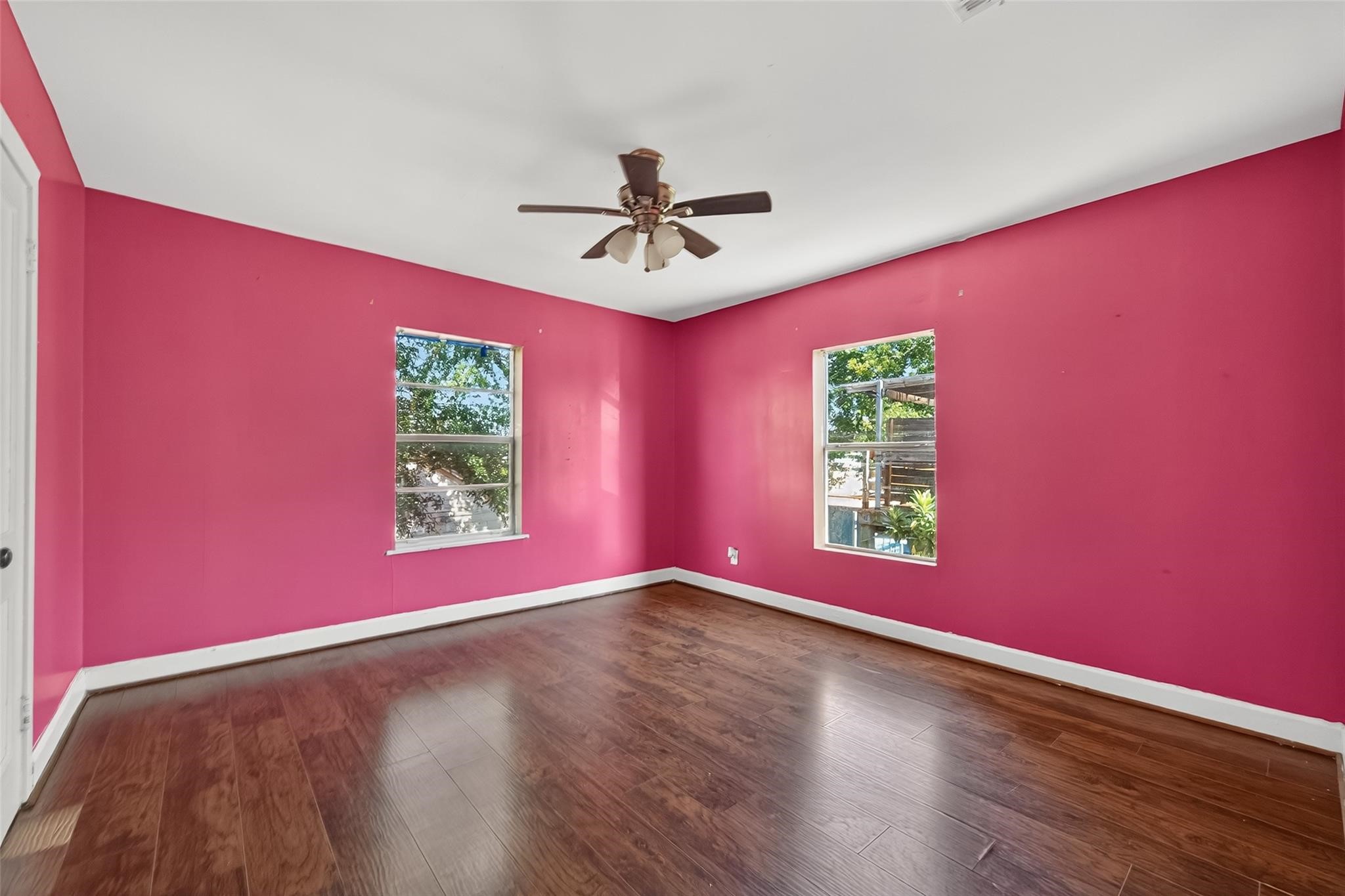 7111 Myrtle Street Houston, TX 77087 - Photo 10 of 24 an empty room with windows and ceiling fan