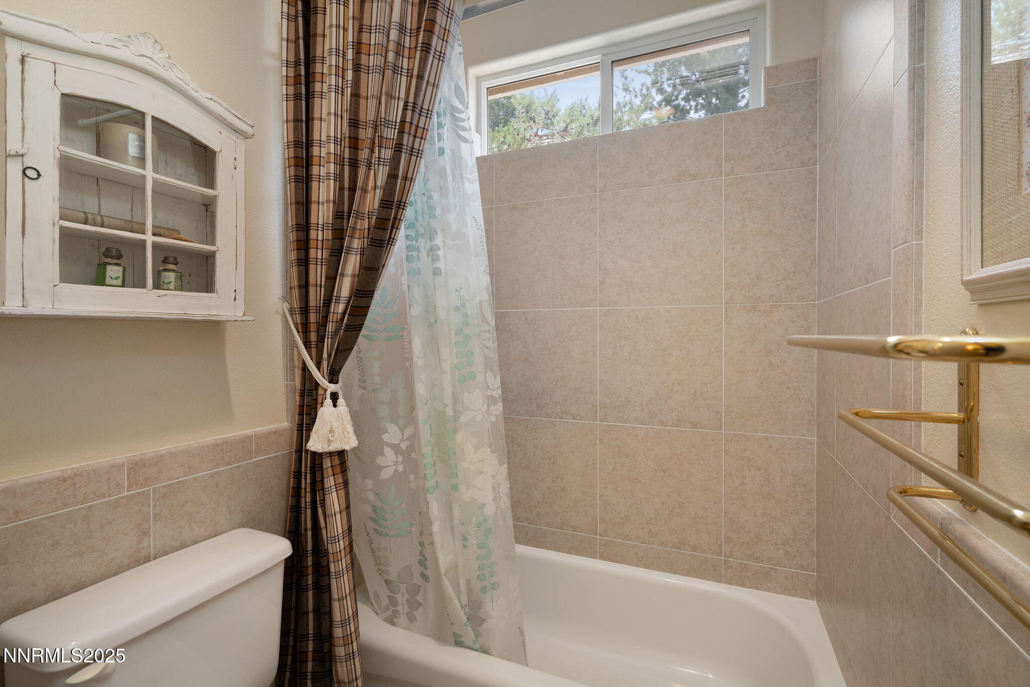 3206 Old Coach Court Reno, NV 89511 - Photo 30 of 40 a bathroom with a bathtub and window