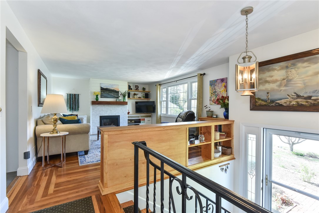 34 Colonial Road North Kingstown, RI 02852 - Photo 5 of 40 Gallery Image 5