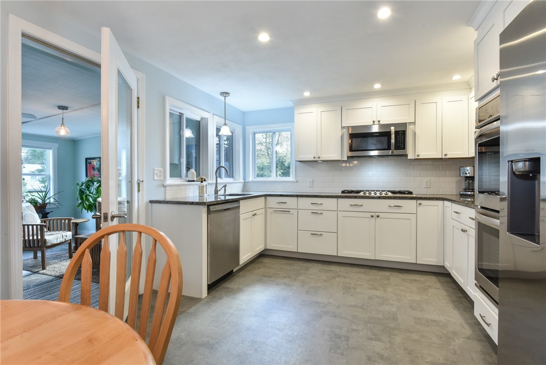 34 Colonial Road North Kingstown, RI 02852 - Photo 8 of 40 Gallery Image 8
