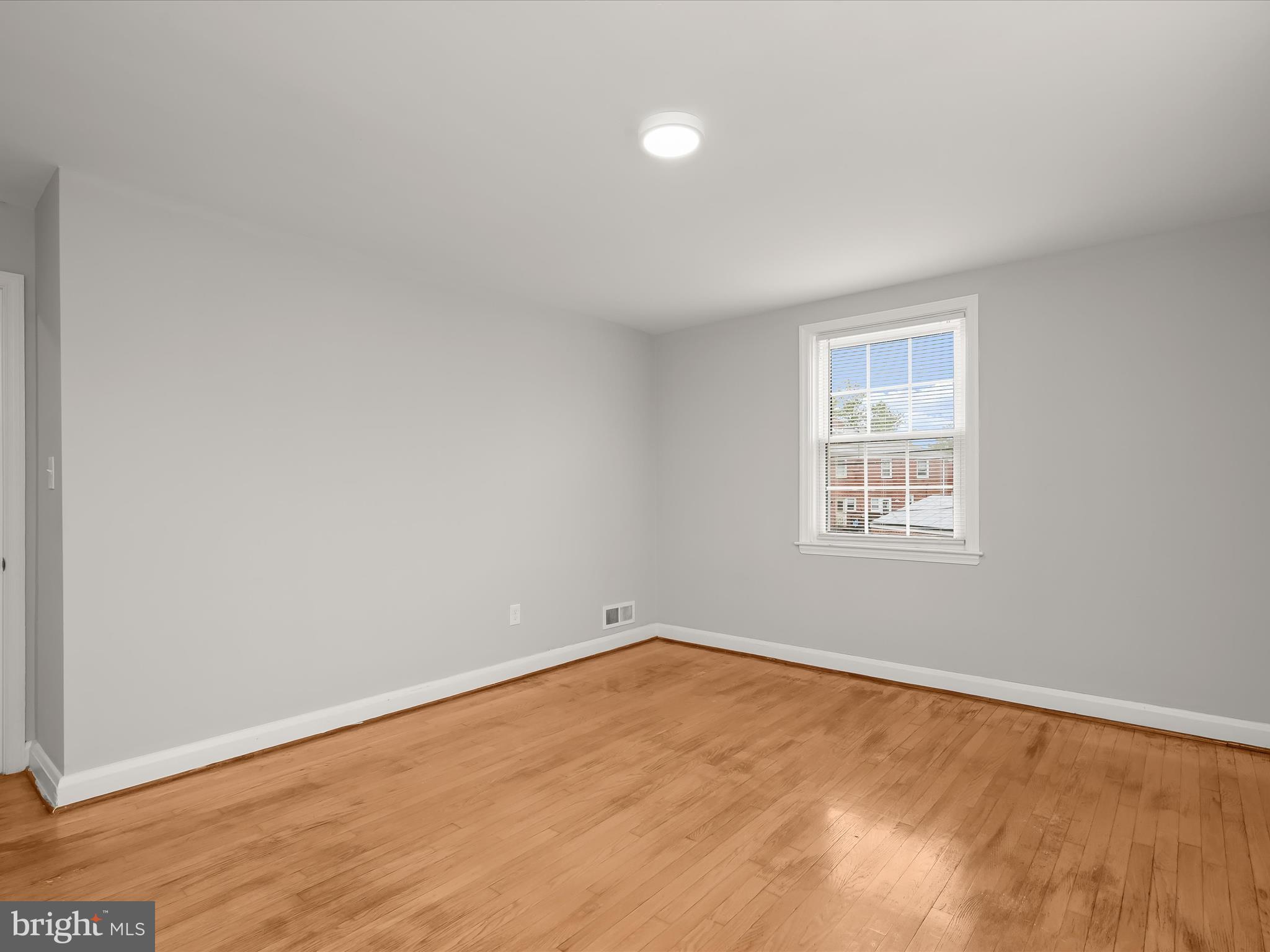 714 Stamford Road Baltimore, MD 21229 - Photo 23 of 31 an empty room with a window