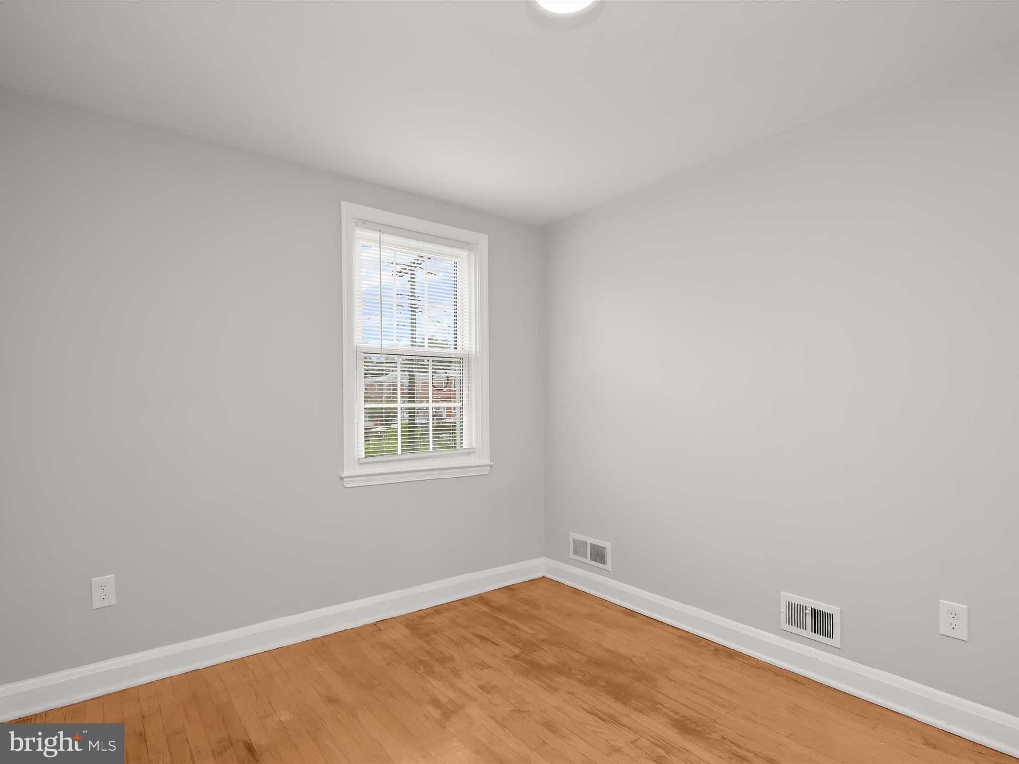 714 Stamford Road Baltimore, MD 21229 - Photo 24 of 31 an empty room with a window