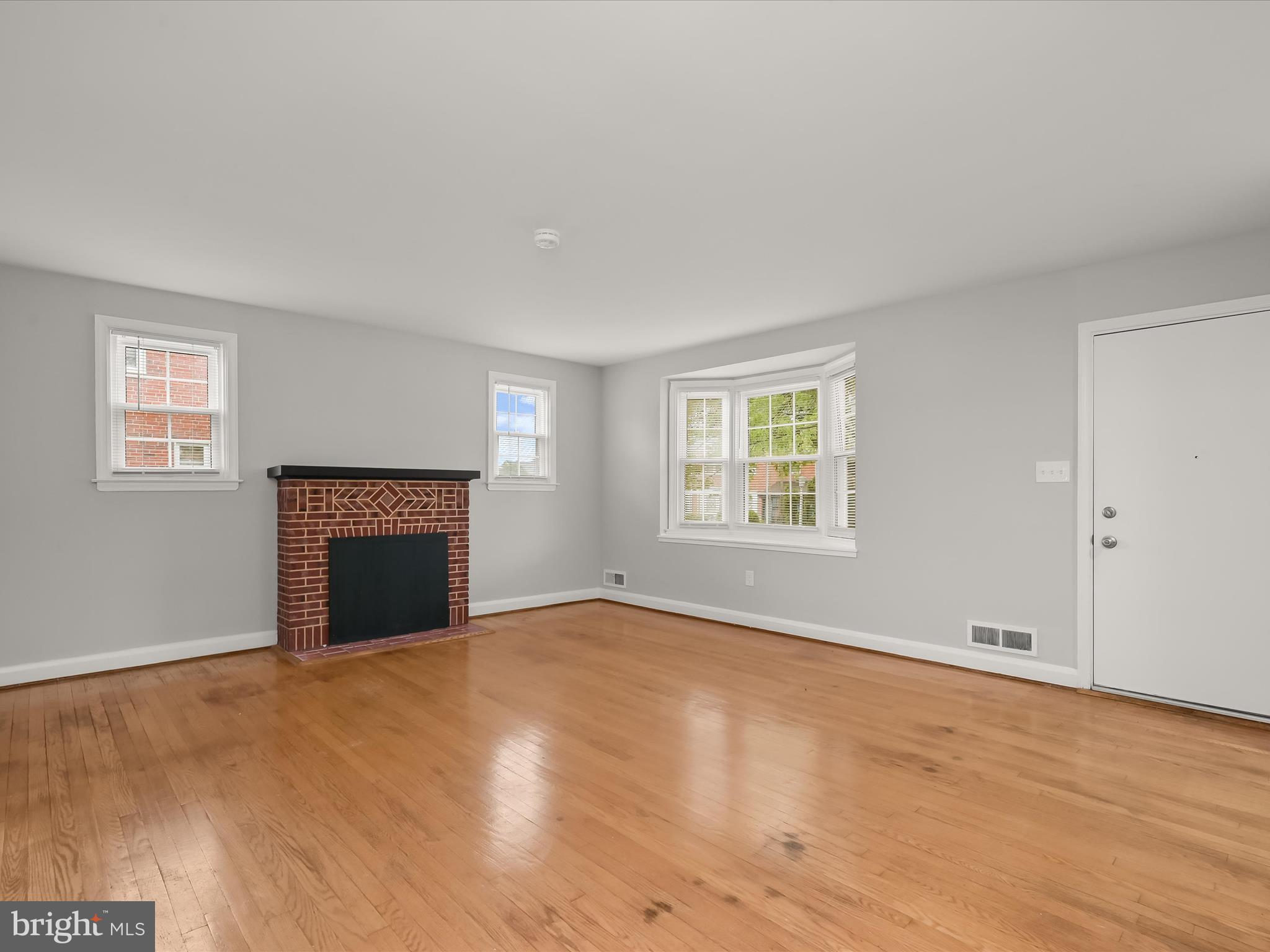 714 Stamford Road Baltimore, MD 21229 - Photo 5 of 31 an empty room with windows