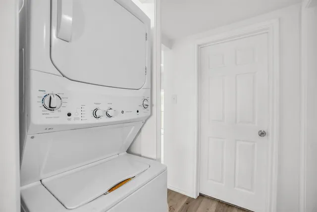 view of utility room with washer and dryer