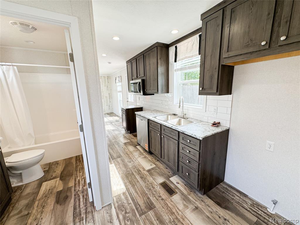 44 Retreat Way Fenton, MI 48430 - Photo 2 of 6