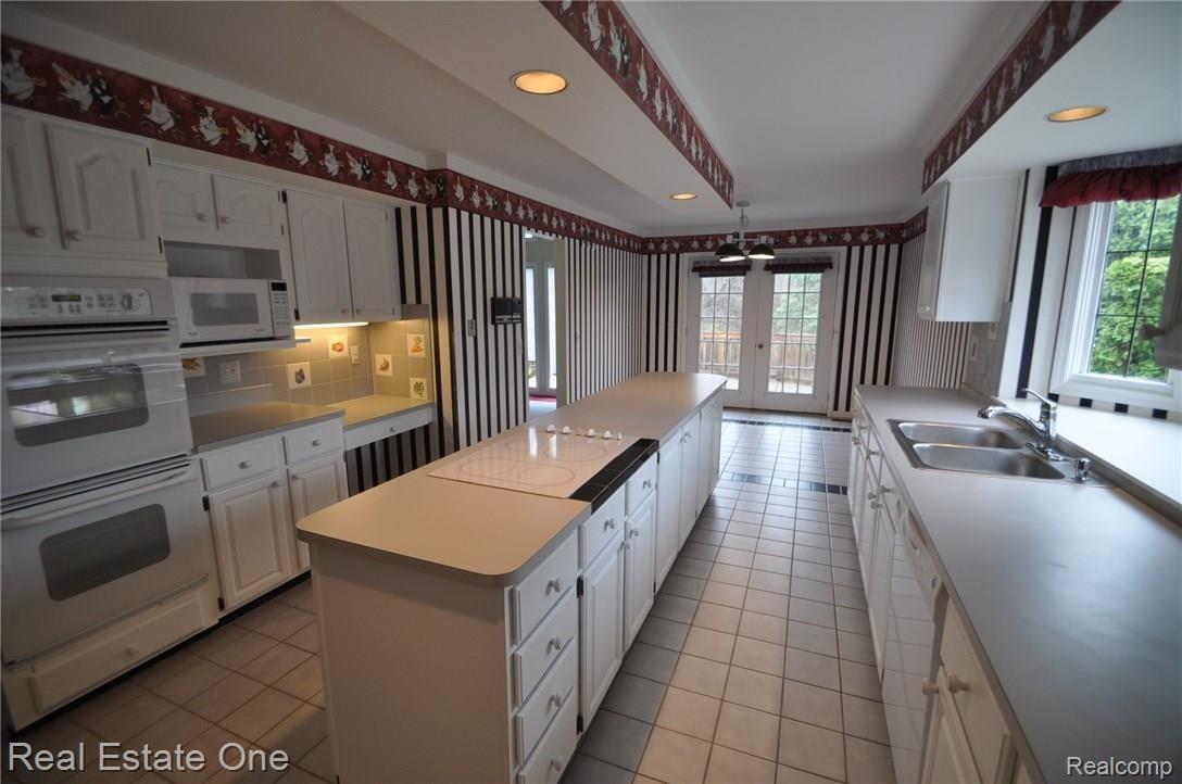 1929 Ridgefield Court Rochester, MI 48306 - Photo 11 of 30 11.JPG