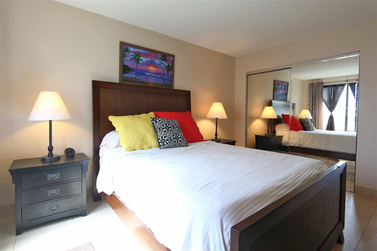 120 Hui Rd F, Unit B4 Lahaina, HI 96761 - Photo 6 of 19 a bedroom with a bed and a lamp on dresser