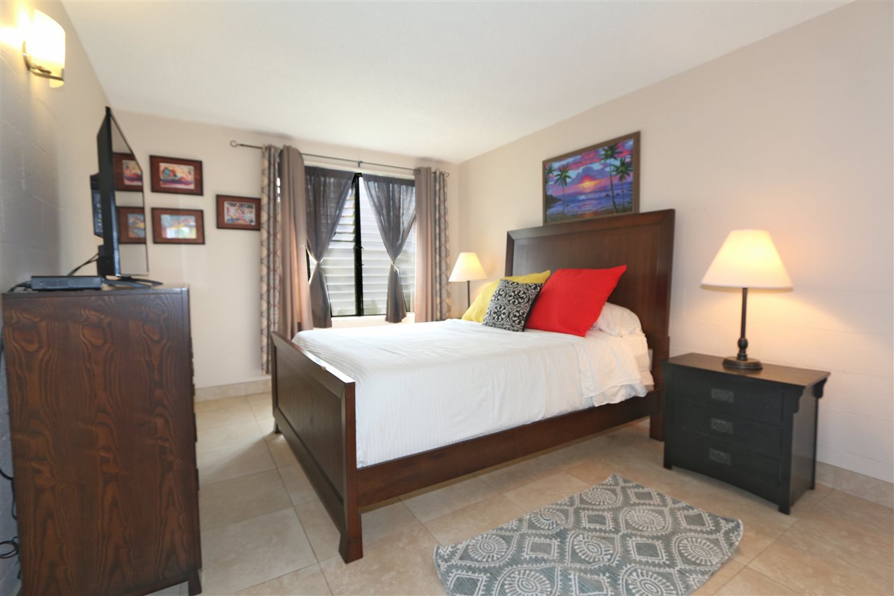 120 Hui Rd F, Unit B4 Lahaina, HI 96761 - Photo 7 of 19 a bedroom with a bed and a lamp on table
