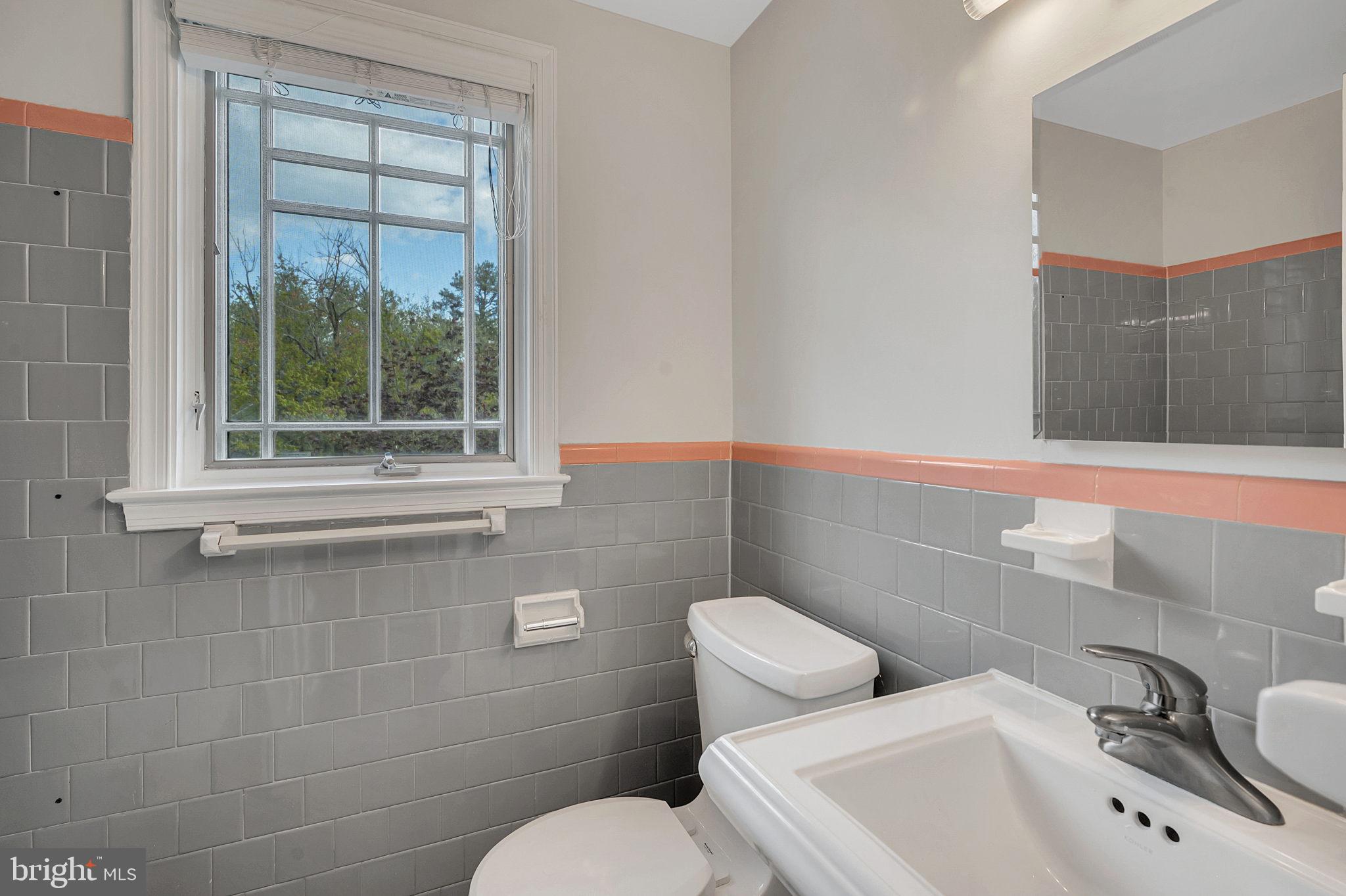 4401 Park Road Alexandria, VA 22312 - Photo 16 of 38 Full bathroom on top floor