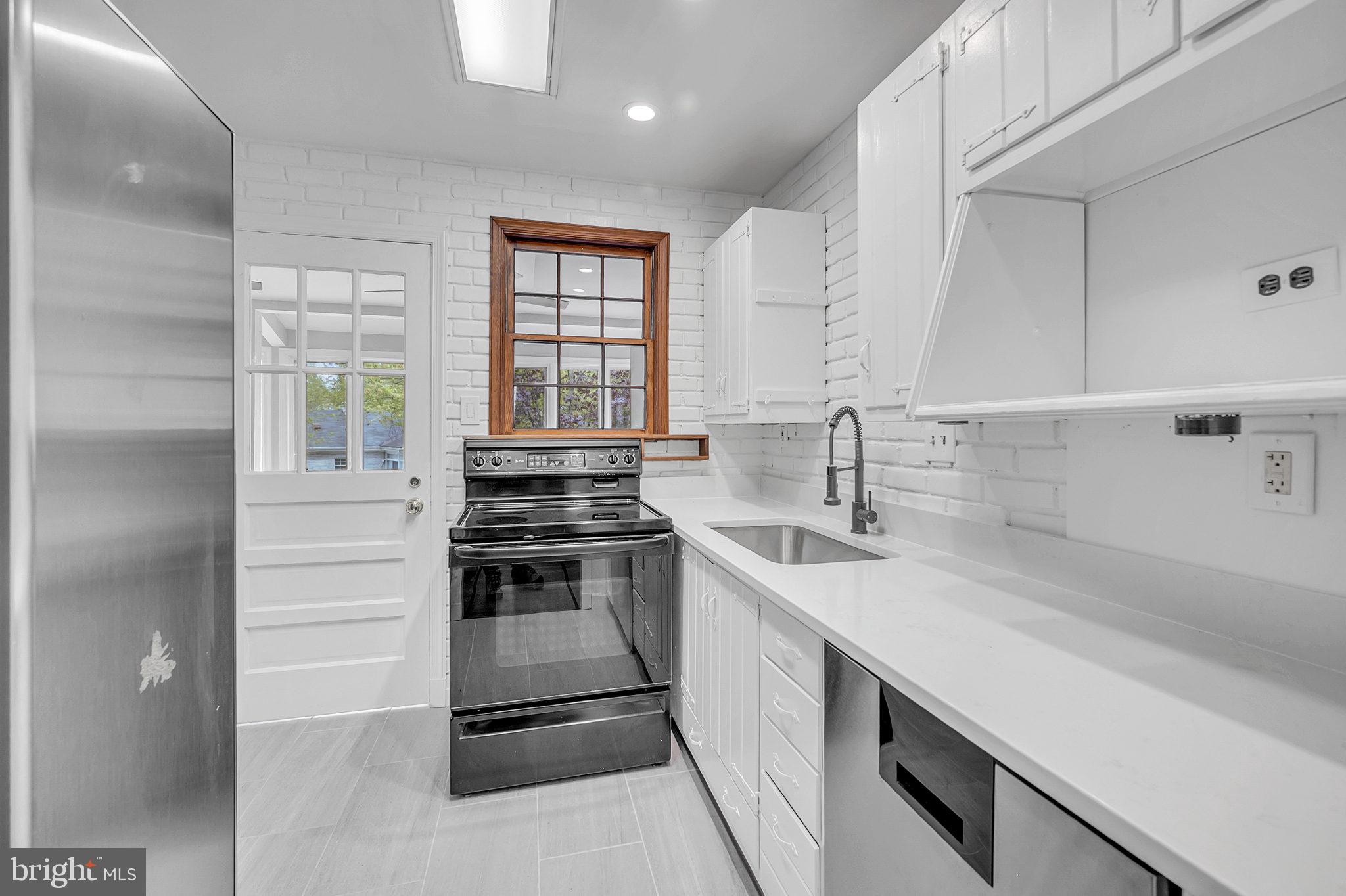 Bright white kitchen w/granite