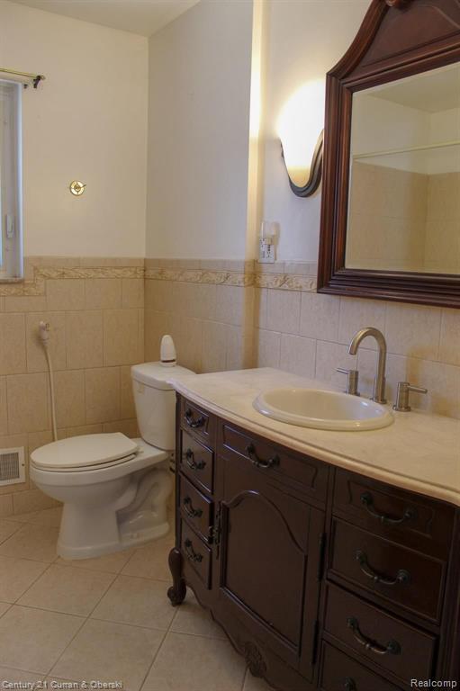 5757 Rouge Court Dearborn Heights, MI 48127 - Photo 8 of 21