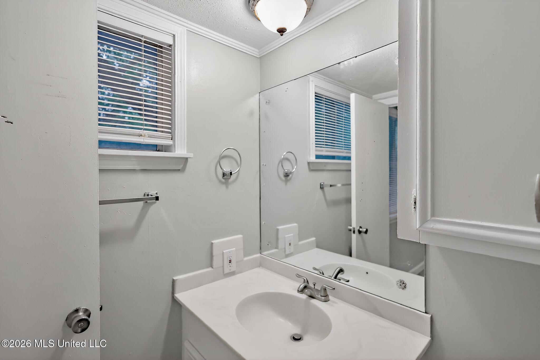 335 Allstate Drive Jackson, MS 39211 - Photo 17 of 38 35_335_Allstate_Dr_Jackson_MS_39211-Bath