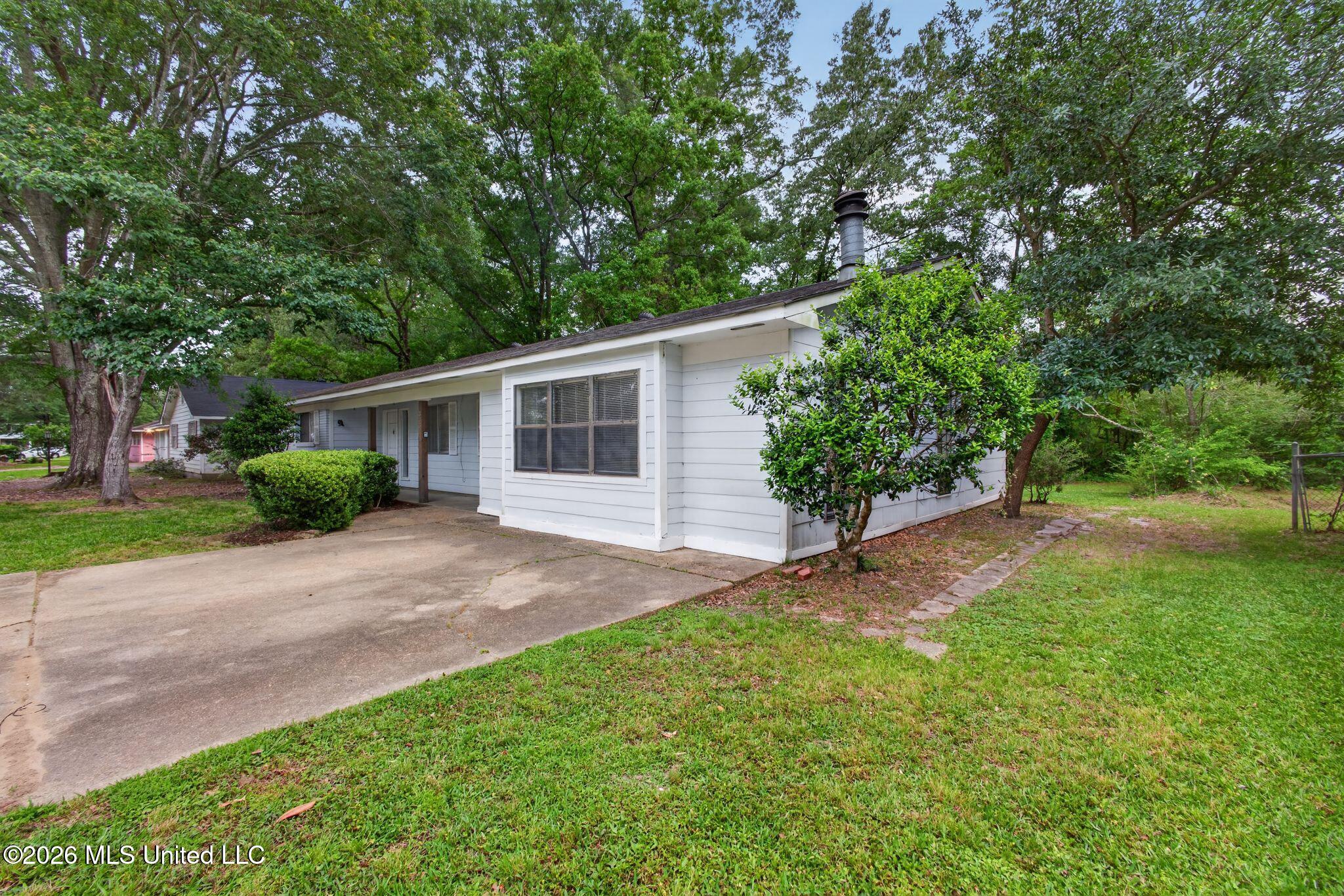 335 Allstate Drive Jackson, MS 39211 - Photo 5 of 38 09_335_Allstate_Dr_Jackson_MS_39211-Exte