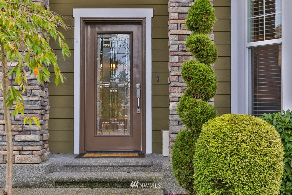 1810 Queen Place Northeast Renton, WA 98056 - Photo 3 of 22