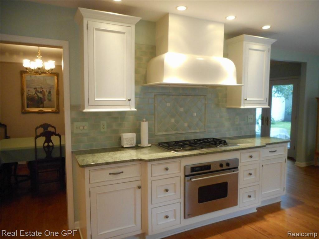 1099 Hawthorne Road Grosse Pointe Woods, MI 48236 - Photo 4 of 16