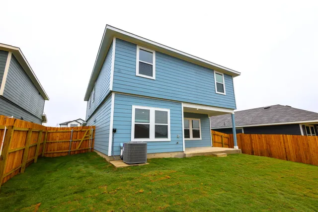 a view of a house with backyard