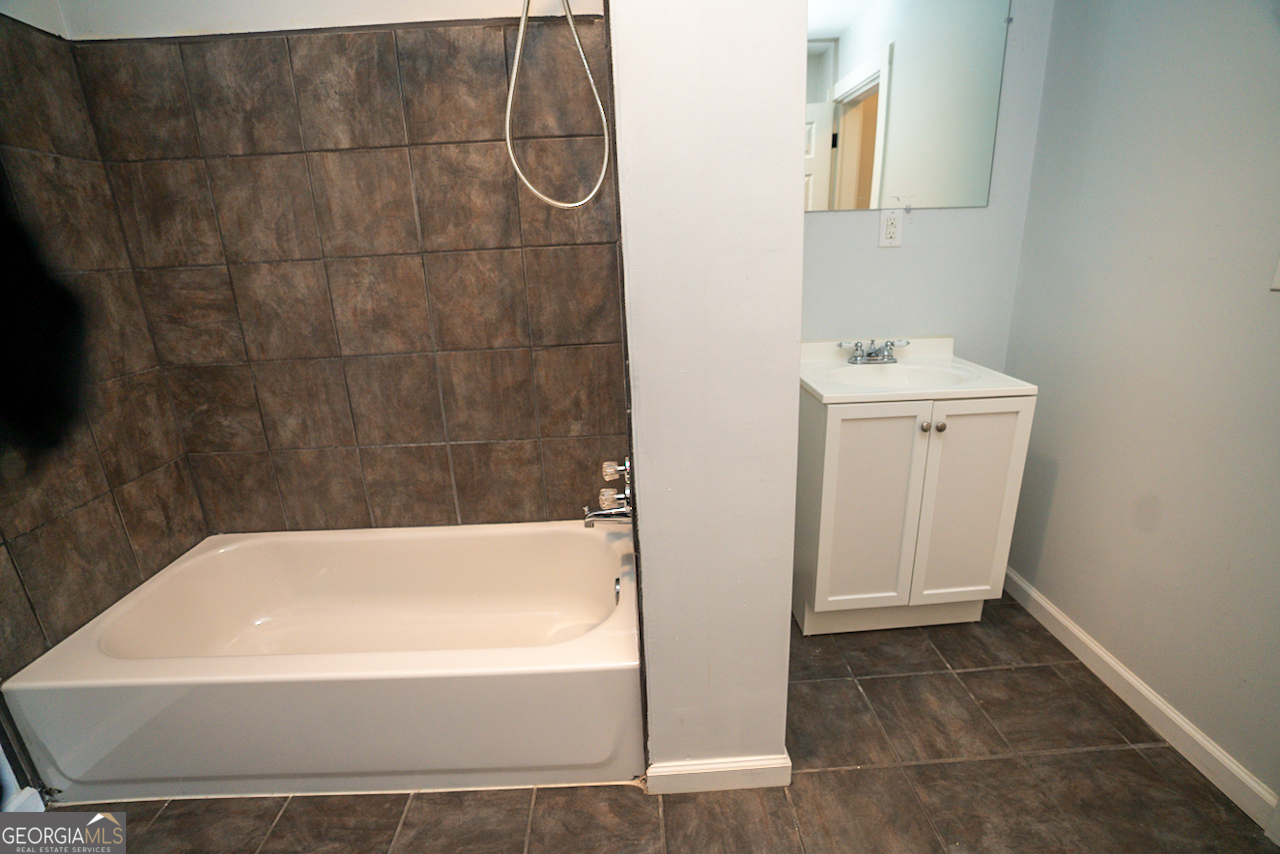 901 Custer Avenue Southeast Atlanta, GA 30315 - Photo 6 of 21 a bathroom with a white bath tub