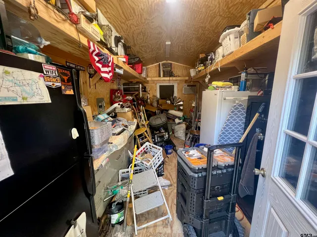 a view of entryway with patio