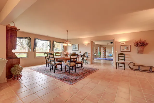 a sign that is sitting on a brick wall